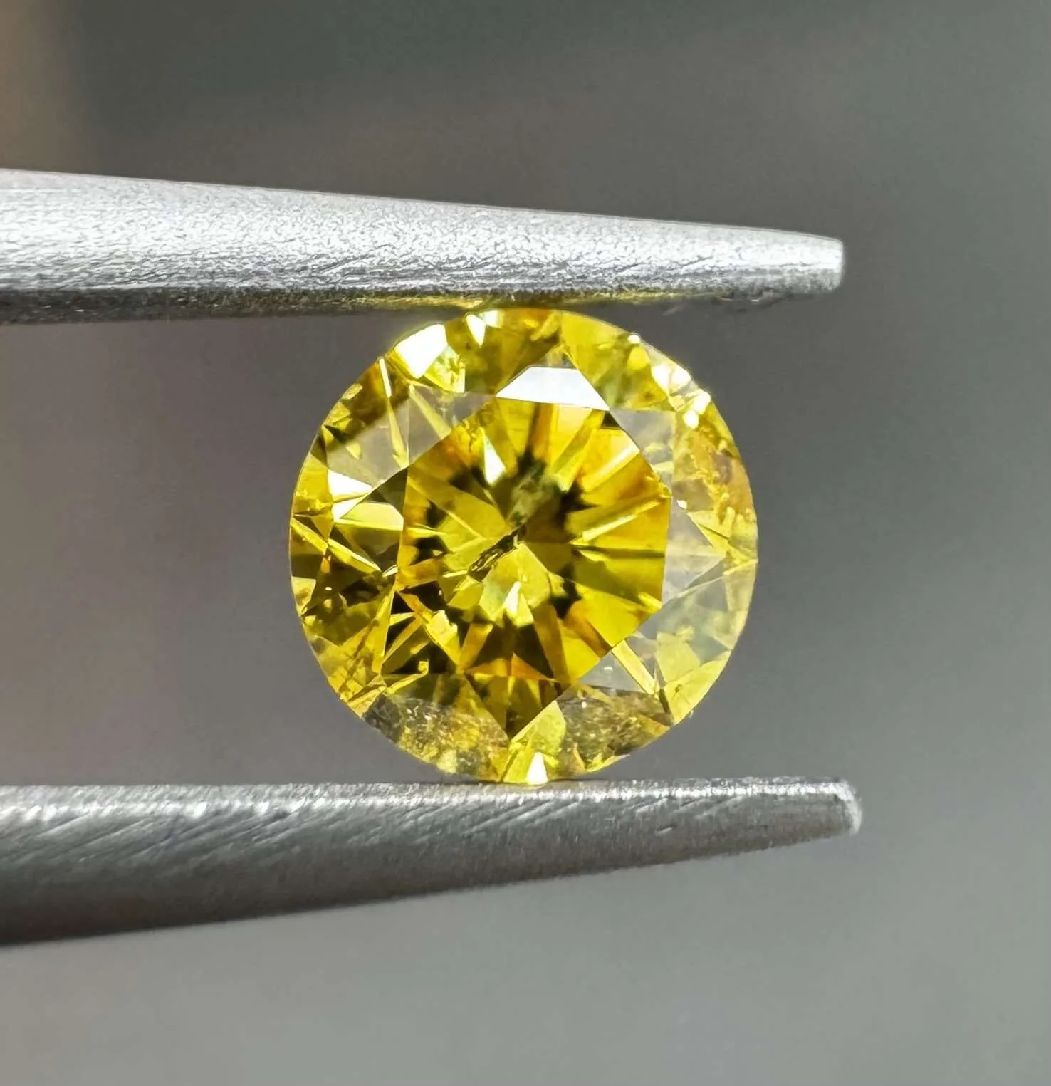 0.34 Carat Round Fancy Vivid Yellow Natural Diamond 1 0.34 Carat Round Fancy Vivid Yellow Natural Diamond