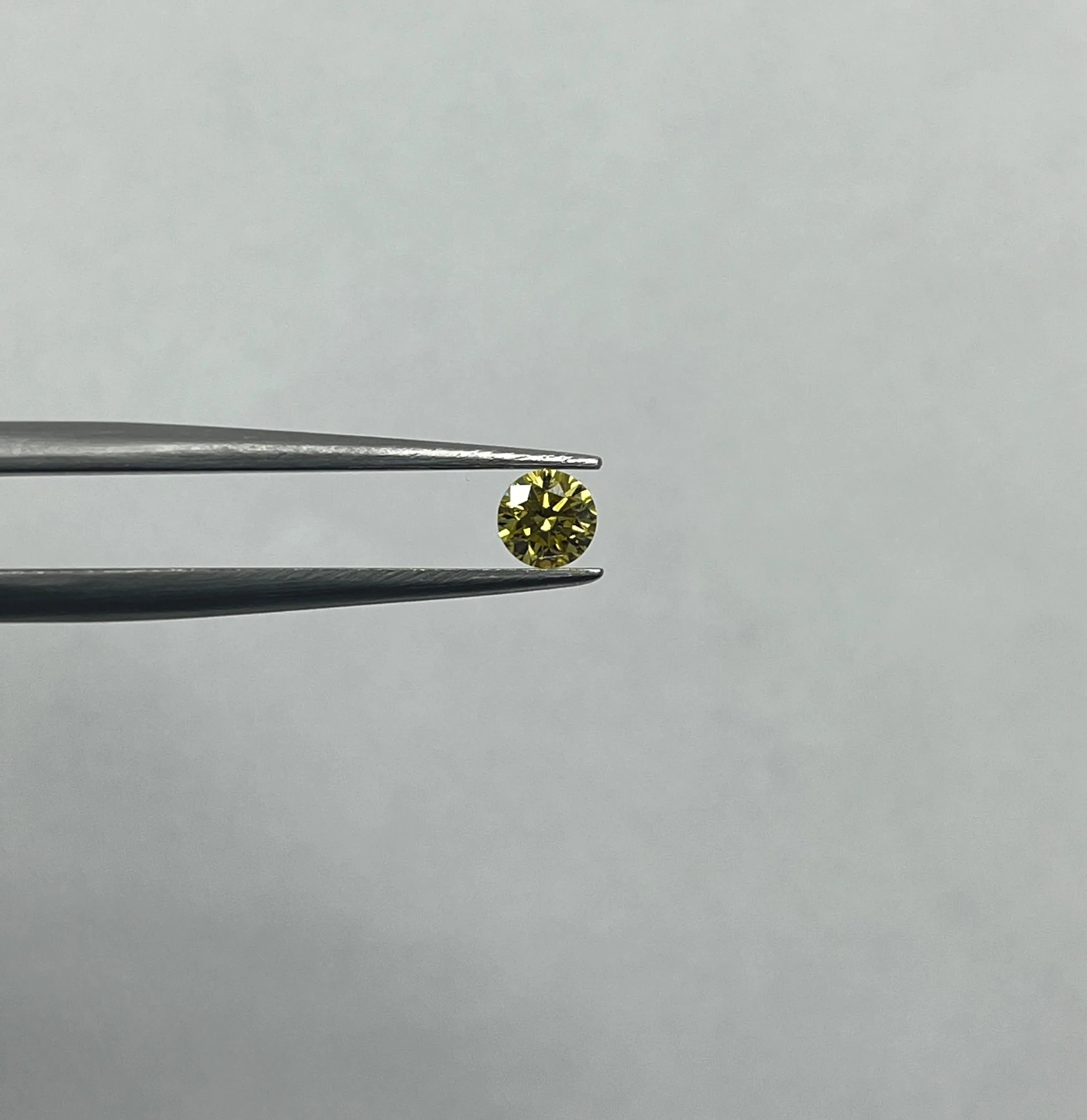 0.27 Carat Round Fancy Vivid Yellow Natural Diamond 1 0.27 Carat Round Fancy Vivid Yellow Natural Diamond