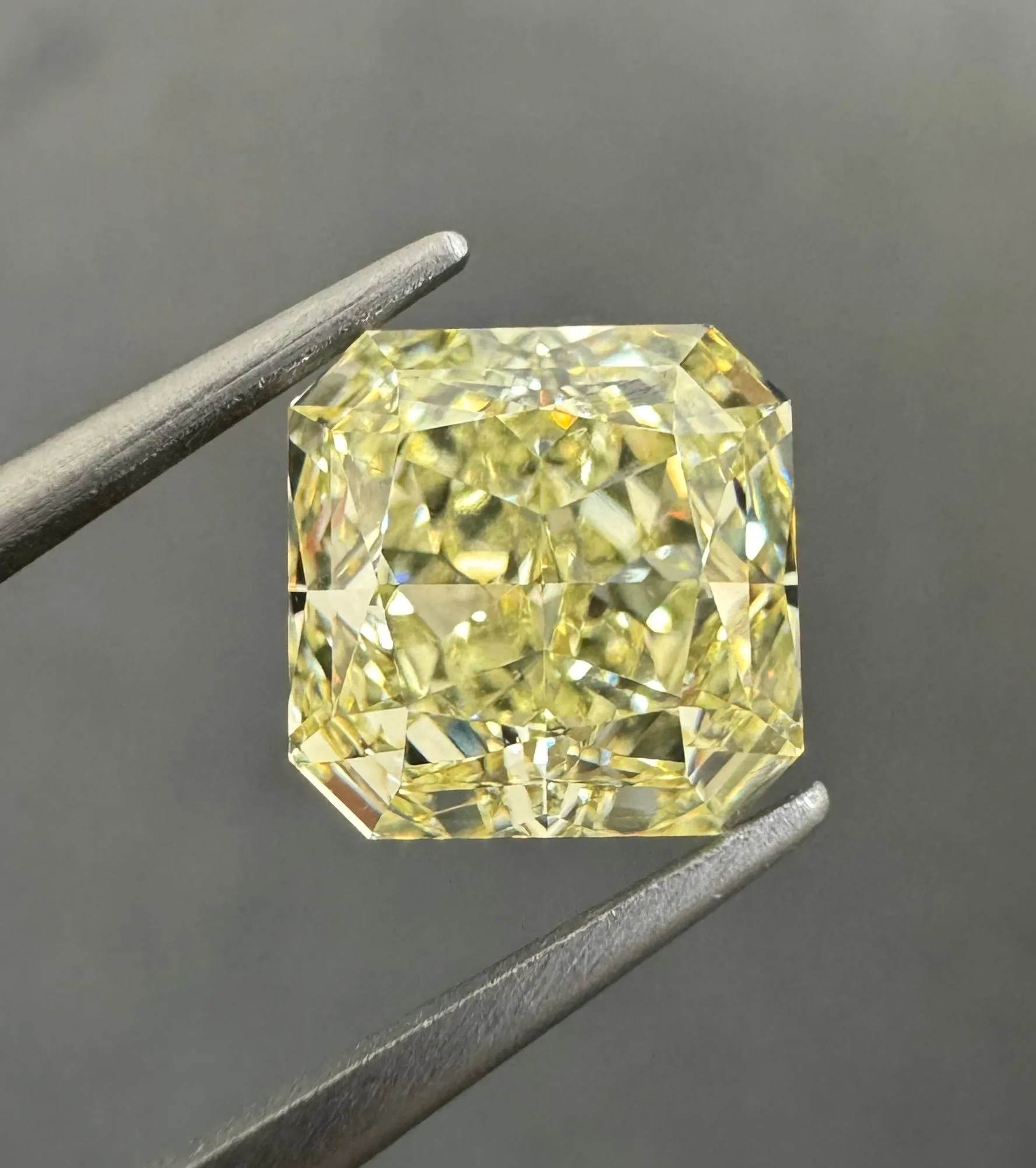 2.66 Carat Square Fancy Light Yellow VS1 Natural Diamond 1 2.66 Carat Square Fancy Light Yellow VS1 Natural Diamond