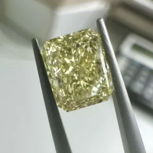 1.1 Carat Radiant Fancy Light Yellow VVS2 Natural Diamond