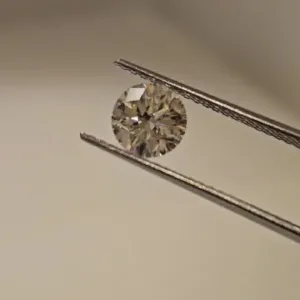 0.9 Carat Round XY VVS2 Natural Diamond